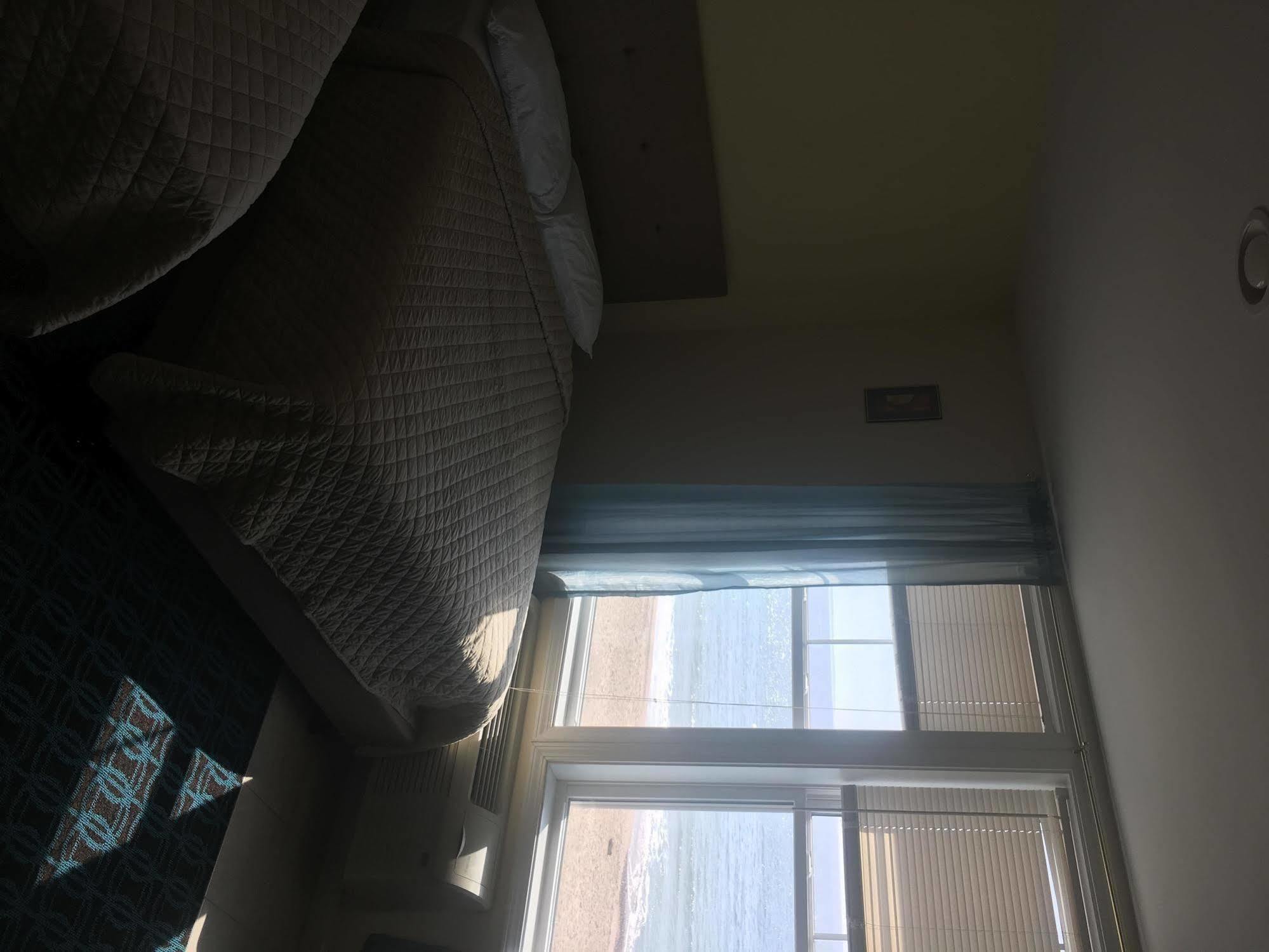 Misquamicut Beach Front Inn Уэстерли Экстерьер фото
